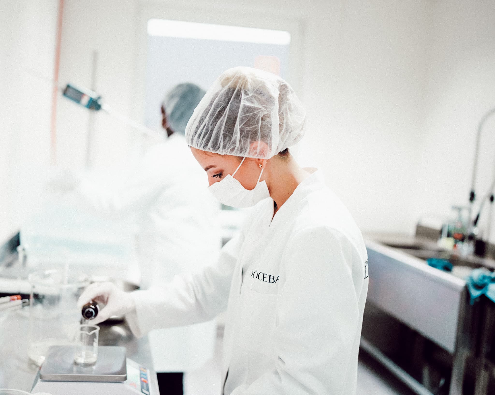 DOCEBA Team bei der Kosmetikproduktion im Labor