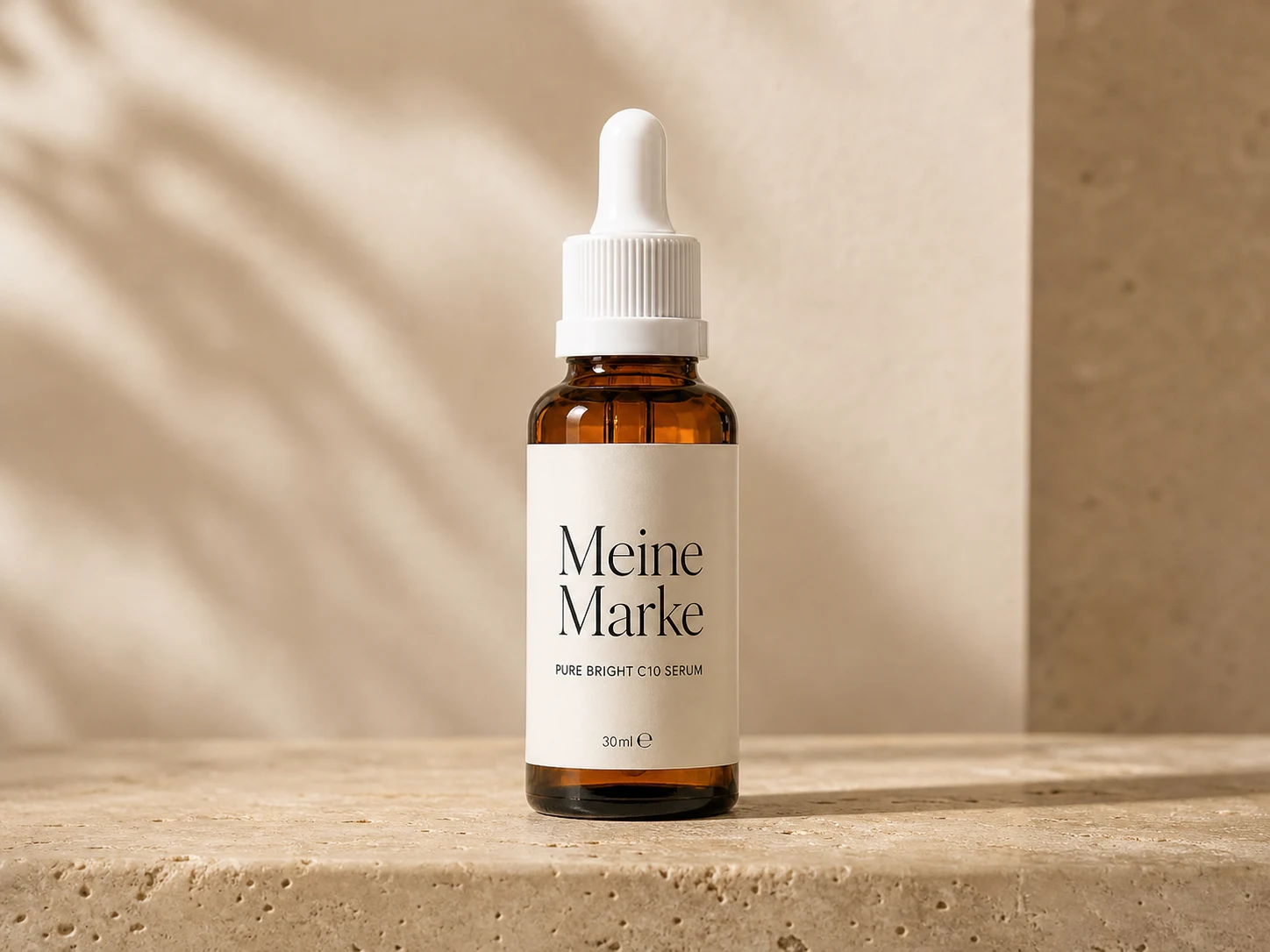 Pure Bright C10 Serum als fotografiertes Produkt mit eigener Marke