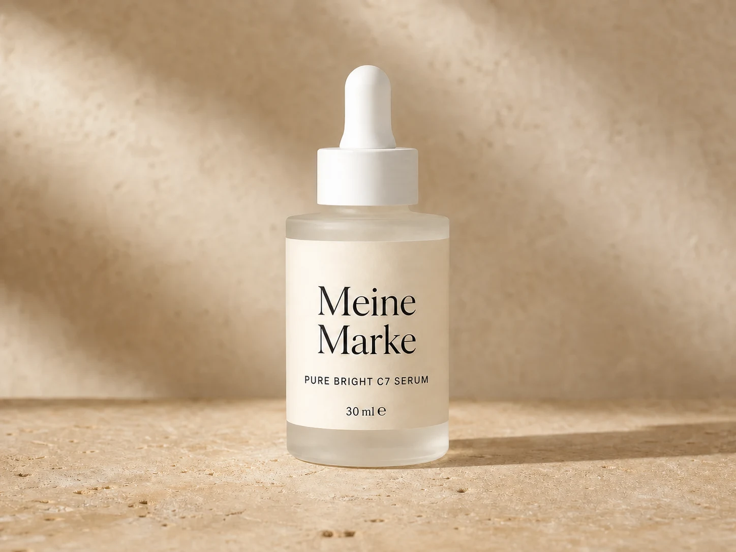 Pure Bright C7 Serum als fotografiertes Produkt mit eigener Marke