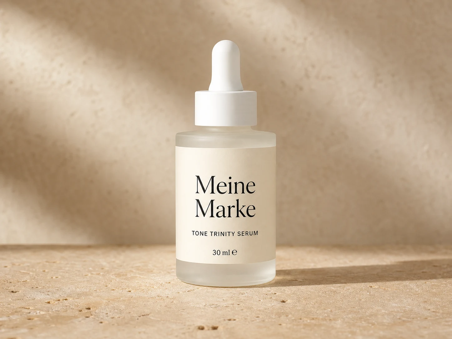 Tone Trinity Serum als fotografiertes Produkt mit eigener Marke